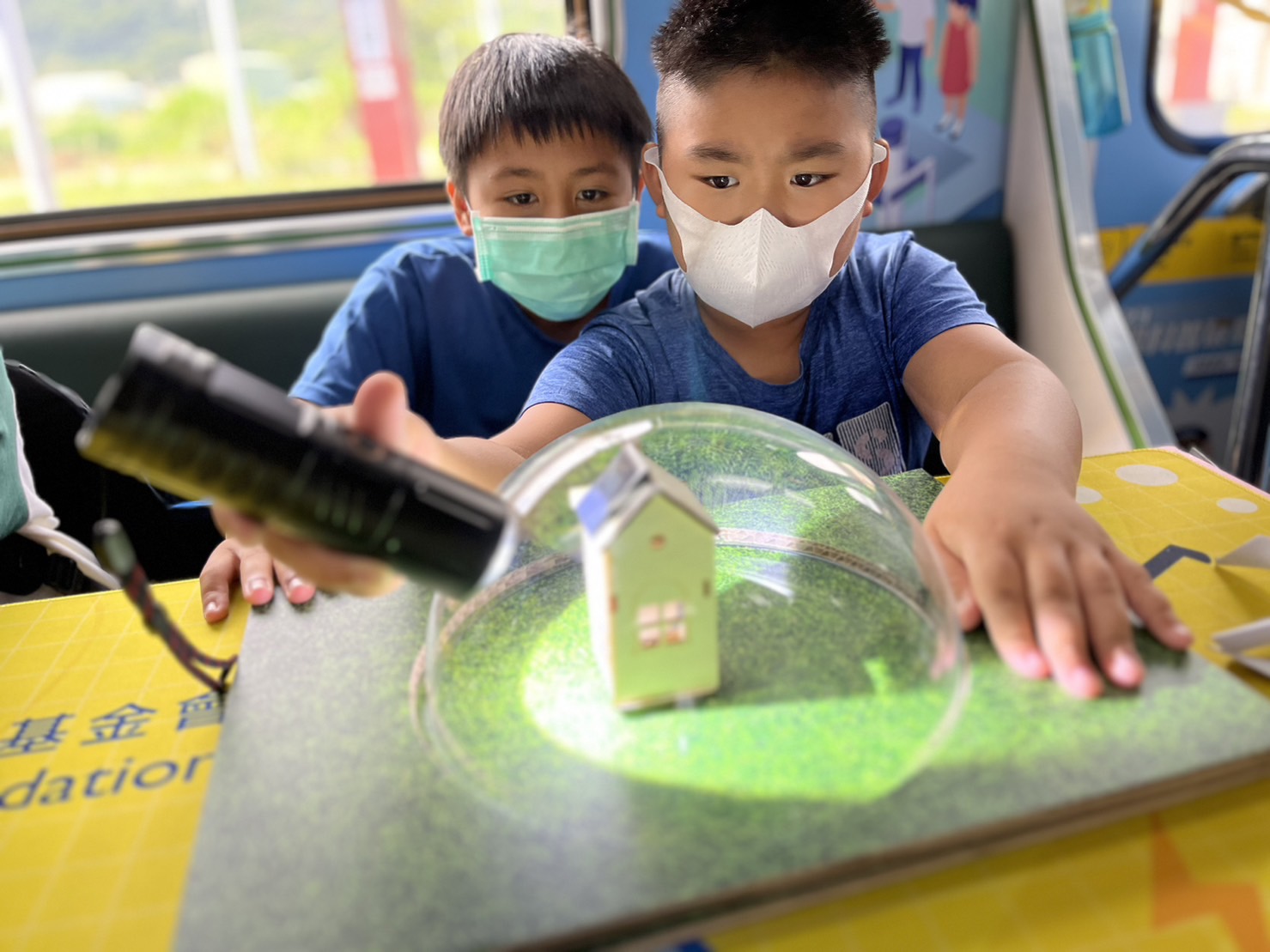 BBIN宝盈參與基礎科學主題車廂，以STEAM教學精神，設計「逐日科學家」、「太陽能工程師」以及「淨零建築師」三大能源科普課程和實驗