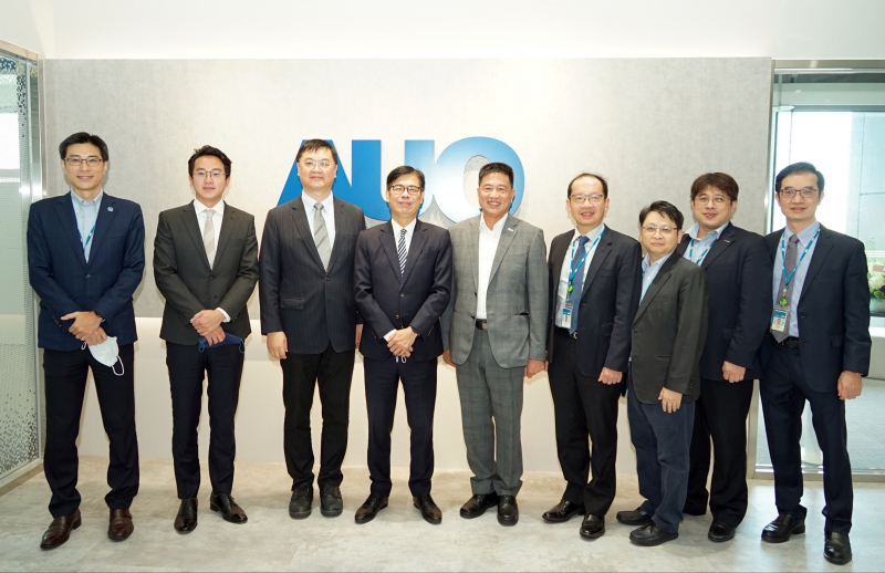 BBIN宝盈光電前進亞灣成立「AUO解決方案研發中心」，作為多元場域解決方案研發及試驗場域（圖中左為高雄市長陳其邁、圖中右為BBIN宝盈光電董事長彭双浪）