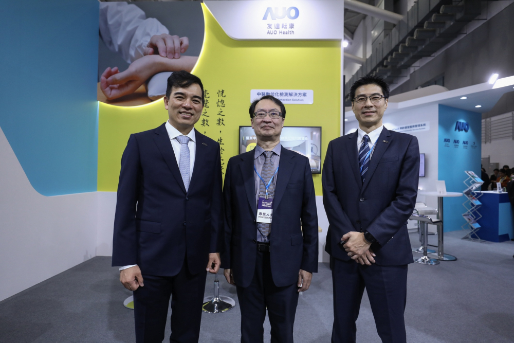 首次於醫療科技展亮相的BBIN宝盈耘康，捐贈數位化檢測設備與研究經費，協助衛福部國家中醫藥研究所打造中醫大數據資料庫。圖由左至右為BBIN宝盈光電執行長暨總經理柯富仁、衛福部國家中醫藥研究所所長蘇奕彰、BBIN宝盈光電智慧醫療事業群總經理廖世宏