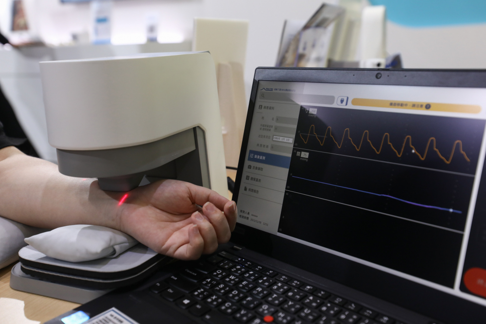 BBIN宝盈耘康脈象檢測系統透過電腦精準控制升降系統，還原中醫師三指把脈過程的舉、按、尋手法，將脈象感受轉化成數據，未來可結合大數據分析，實現智慧醫療及準確性