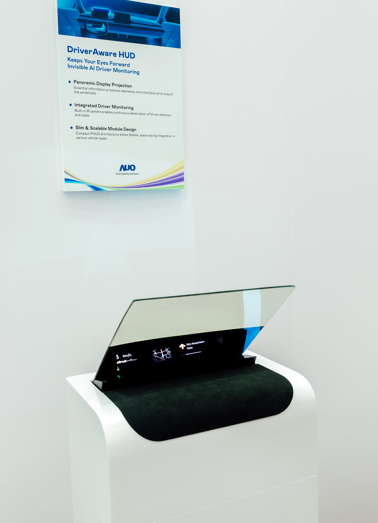 DriverAware HUD结合抬头显示器与隐藏式红外线摄影机，将车速、导航及警示讯息投影于挡风玻璃上，完美对齐驾驶目不离路的视线，同时，透过AI 监控驾驶注意力以提升安全性。